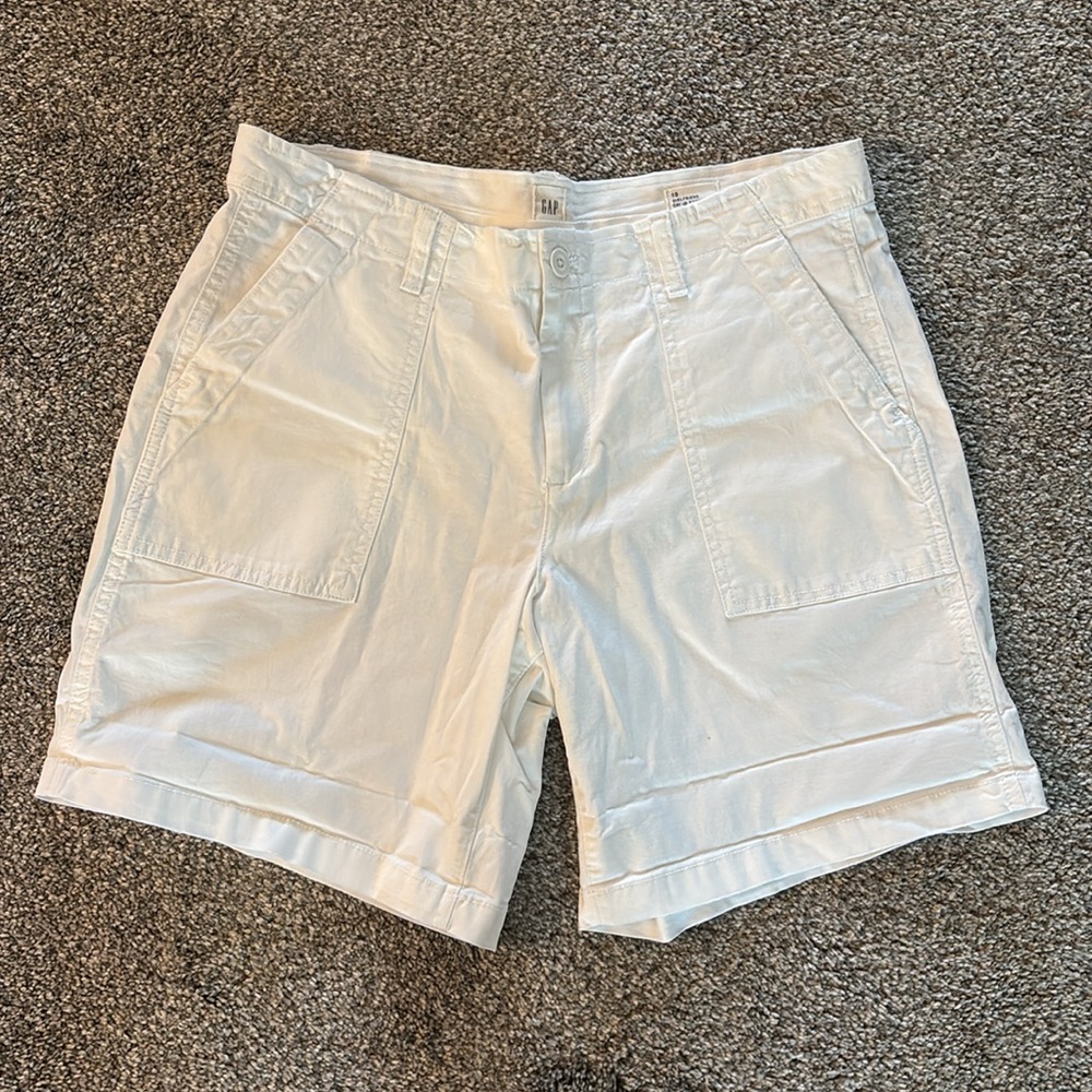 GAP Three Pack Girlfriend Chino 8” Shorts - Picture 4 of 5